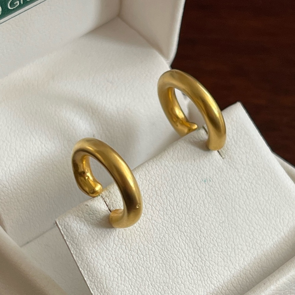 Mat gold tone hoop earrings
